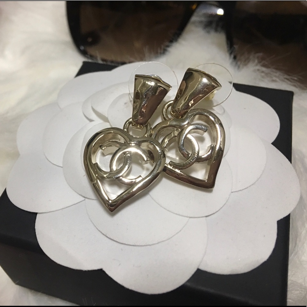 NIB 22P Chanel Heart Earrings
